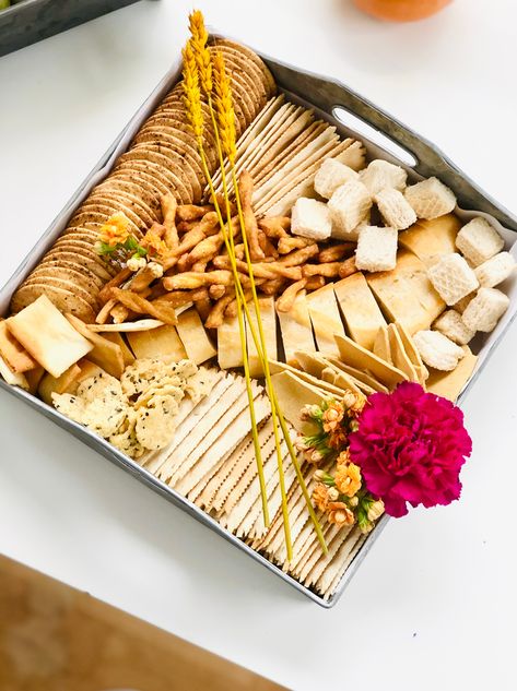 How To Serve Crackers At A Party, Cracker Basket Display, Bread And Cracker Display, How To Display Crackers For A Party, Cracker Display Ideas, Bread Serving Ideas, Cheese And Crackers Display, Bread Board Display, Bread Table