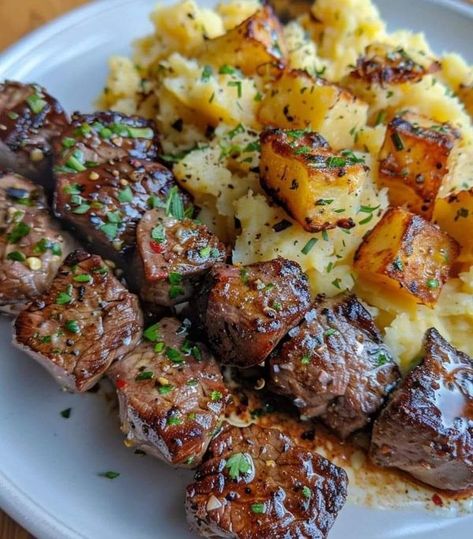 grandma’s Cooking recipes🍗🥩 | GARLIC BUTTER STEAK BITES AND CHEESY SMASHED POTATOES 🥩🧀 | Facebook Super Food Recipes, Soup Recipes Simple, Easy Garlic Butter, Garlic Butter Steak Bites, Butter Steak Bites, Delicious Food Image, Steak And Potatoes, Butter Steak, Grandma's Kitchen