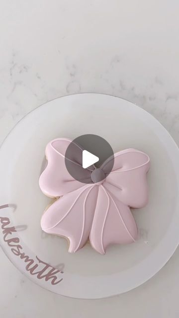 Future Mrs Cookies, Bow Cookies Royal Icing, Royal Icing Bows Tutorial, Princess Cookies Disney, Cheer Decorated Cookies, Pink Bow Cookies Decorated, Tutu Cookies Decorated, Ribbon Cookies Decorated, Love Shack Fancy Cookies