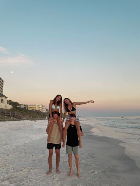 Spring break, friends, sunset, beach photos 2 Couples Friends, Spring Break Friends Photo Ideas, Destin Beach Pictures, Double Date Poses, Spring Break Couples Pictures, Spring Break Aesthetic Party, Florida Spring Break Aesthetic, Spring Break Photo Ideas, Friend Beach Trip