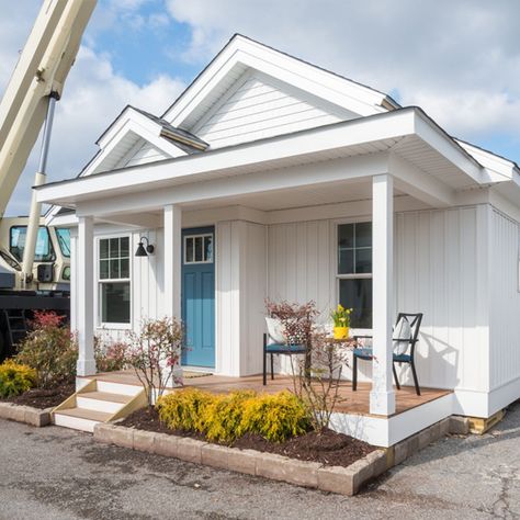 White Siding House, Beach Bungalow Exterior, Backyard Bungalow, Small Beach Cottages, Cute Small Houses, Bungalow Ideas, Granny Pods, Backyard Guest Houses, Small Beach Houses