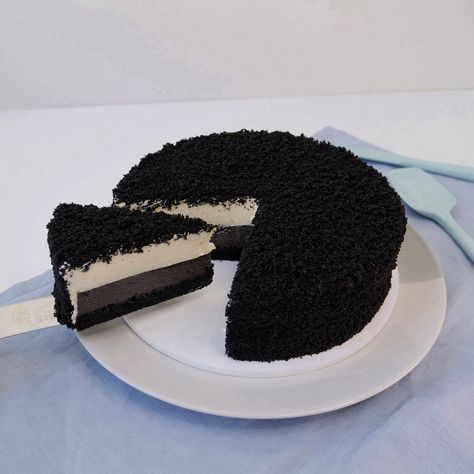 Black Cocoa Cheesecake, Double Layer Cheesecake, Black Cheesecake, Black Cake Design, Cheesecake Design, Healthy Baking Alternatives, Sugar Free Pastries, Black Velvet Cakes, Mascarpone Cheesecake