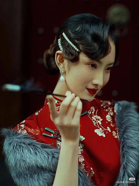 Cny Hairstyle, Qipao Aesthetic, Cheongsam Hairstyle, Vintage Qipao, Chinese Hairstyles, Chinese Bride, 1940s Woman, 1920s Hair, Chinese Traditional Dress