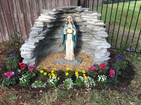 Mama Mary shrine Virgin Mary Statue Garden Ideas, Virgin Mary Statue Garden, Mary Grotto, Virgin Mary Shrine, Marian Garden, Grotto Design, Panna Marie, مريم العذراء, Japanese Garden Landscape