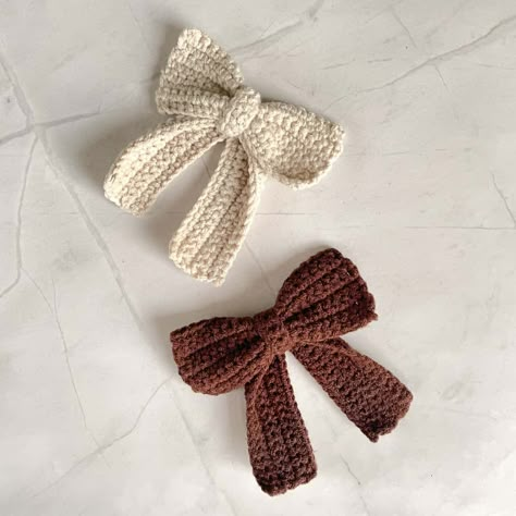 Crochet Bow Pattern (with Tails) | The Pink Craft Box Crochet Bow Hair Tie Free Pattern, Mini Crochet Bow Pattern Free, Crochet Christmas Bows Free Pattern, Crochet Bows For Hair, Wool Ideas Crafts, Crochet Hat With Bow, Crochet Hairbow Free Pattern, Easy Crochet Projects Beginner, Crochet Bow For Hair