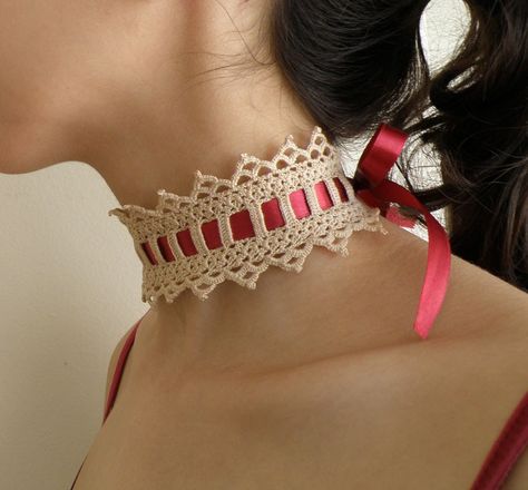 A beautiful handmade crochet choker that give a victorian touch to your outfit. Inspired by the Victorian and Edwardian eras, this collar was made following an original 1915 edge pattern. This part… Crochet Lace Ribbon Pattern, Crochet Choker Free Pattern, Crochet Necklace Pattern Free, Choker Diy, Choker Patterns, Col Crochet, Crochet Choker, Crochet Necklace Pattern, Necklace Crochet