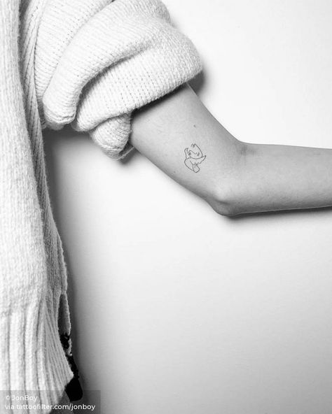 Picasso's 'Le Visage de la Paix' tattoo on Kaia Gerber. Picasso Tattoo, Tattoo Sonne, Tiny Tattoos For Women, Shape Tattoo, Cute Tiny Tattoos, Cute Small Tattoos, Celebrity Tattoos, Kaia Gerber, Pattern Tattoo