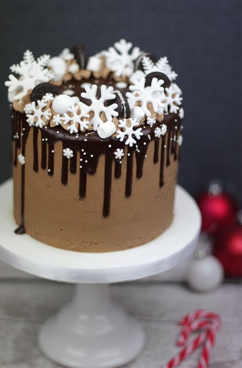 Snowflake Drip Cake - Cakey Goodness Christmas Drip Cake Ideas, Chocolate Christmas Cake Designs, January Cake Ideas, Christmas Chocolate Cake Decoration, Christmas Drip Cake, Chocolate Cake Christmas, Hot Cocoa Cake, Snowflakes Cake, Christmas Chocolate Cake