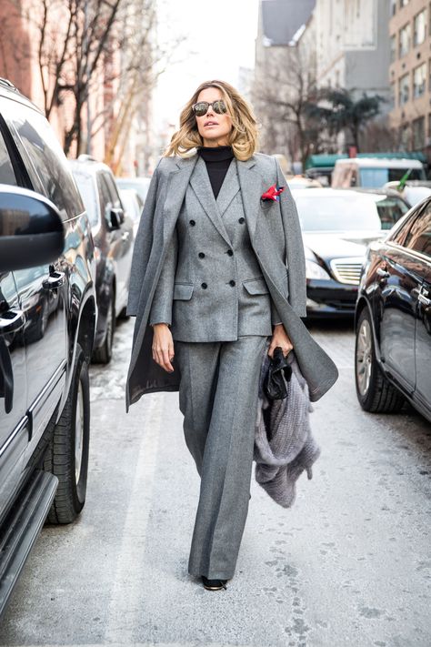 Woman In Suit, Nyfw Street Style, Grey Suit, Woman Suit Fashion, Crochet Dress Pattern, Pants Suit, Modieuze Outfits, Looks Chic, Work Wardrobe