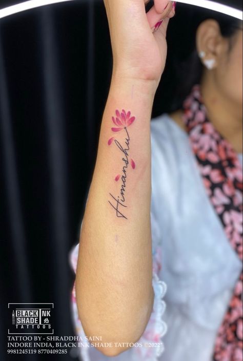 Tatto For Hands For Women, Name Tattoo With Flowers, Name With Flower Tattoo, Husband Name Tattoos, Small Name Tattoo, Feather Tattoo Wrist, Name Flower Tattoo, Name Tattoo On Hand, Name Tattoo Designs For Women