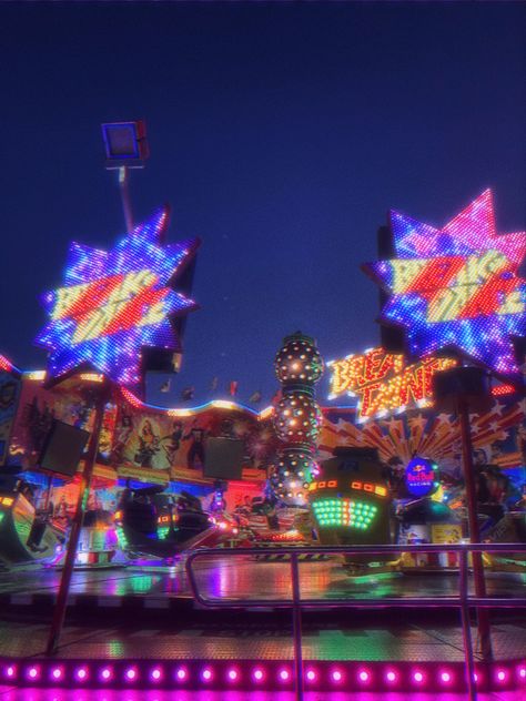 Carneval, Rummel Carnival At Night Aesthetic, Carnival At Night, Amusment Parks, Fantasy Country, Neon Carnival, Happy Birthday Steve, Carnival Lights, Escape The Night, Carnival Rides