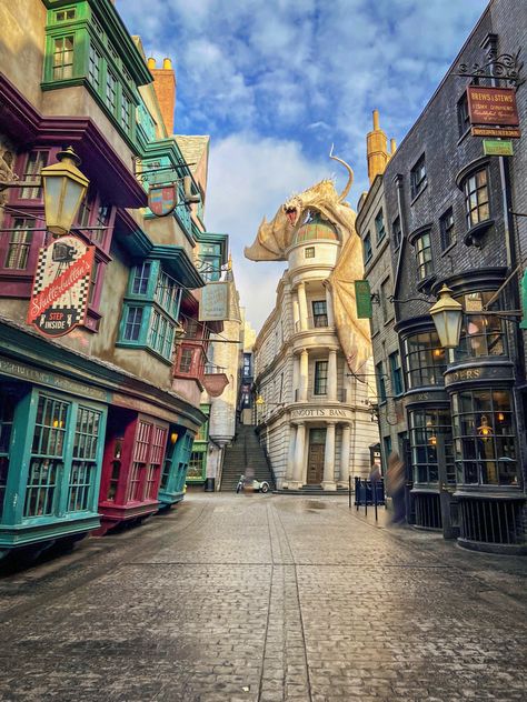 Diagon Alley Tattoo, Minecraft Diagon Alley, Diagon Alley Painting, Diagon Alley Art, Diagon Alley Wallpaper, Diagon Alley Drawing, Harry Potter Buildings, Harry Potter Architecture, Diagon Alley Aesthetic