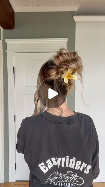 TORIE BLISS on Instagram: "Claw clip hack for medium length hair ~ save & try 🌸" Claw Clip Medium Length Hair, Medium Hair Claw Clip Styles, Easy Claw Clip Hairstyles Medium Hair, Hair Clip Hacks, Claw Clip Hairstyles Medium Hair, Cute Bun Hairstyles, Claw Clip Hairstyles, Hair Tricks, Short Hair Hacks