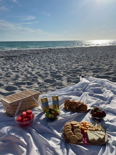 beach, beach picnic, cute date ideas, date ideas, romantic beach picnic, birthday picnic Painting On The Beach Date, Beach Picnic Date Ideas, Family Beach Picnic, Beach Picnic Date, Beach Date Ideas, Date On The Beach, Beach Day Food, Picnic Date Ideas, Beach Food