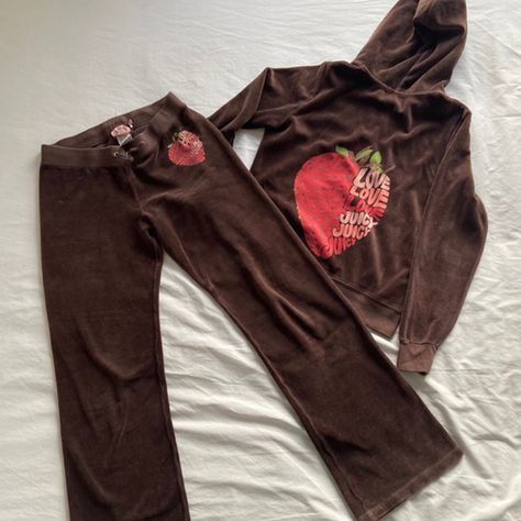 Brown Juicy Couture Tracksuit, Brown Juicy Couture, Juicy Tracksuit, Juicy Couture Y2k, Juicy Couture Tracksuit, Fits Clothes, Y2k Clothes, 2000s Fashion Outfits, 2000s Fashion