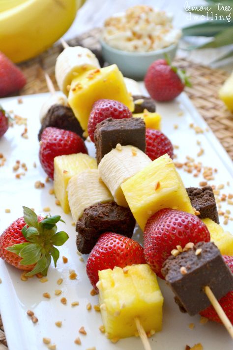 Banana Split Kabobs - what a fun summer dessert idea!! Do vanilla dessert fondue... Dessert Fondue, Vanilla Desserts, Fruit Kebabs, Fruit Skewers, Fruit Kabobs, Easy Summer Desserts, Snacks Für Party, Baked Dessert Recipes, Kebabs