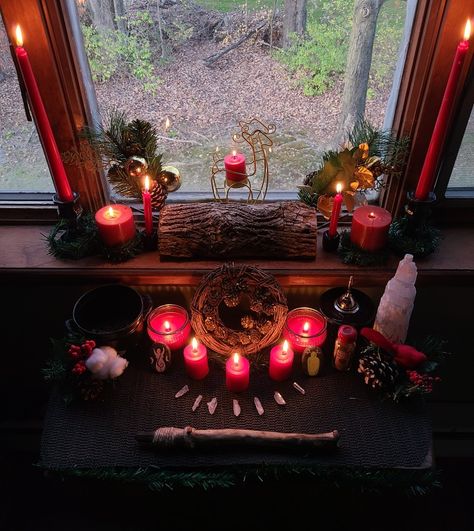 Family Altar Pagan, Yule Wicca Ritual, Yule Intentions, Winter Solstice Altar, Yule Alter Ideas, Pagan Winter Solstice Decorations, Yule Decor Ideas, Yule Home Decor, Yule Aesthetic Wallpaper