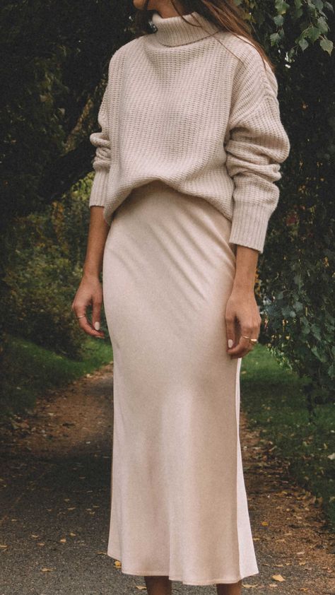 Sarah Butler of @sarahchristine wearing fall chunky cream sweater and silk skirt in Seattle. Silk Skirt Outfit, Black And White Outfit, Moda Chic, Looks Street Style, Mode Inspo, Looks Chic, 가을 패션, Silk Skirt, Looks Style