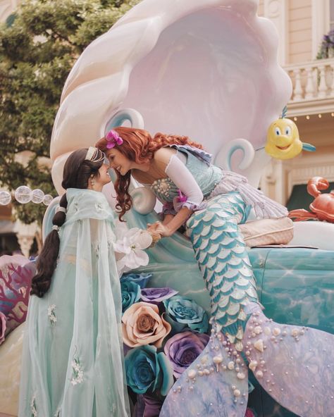 Jasmine and Ariel ~ Disneyland face characters Ariel Disneyland, Disneyland Face Characters, Disneyland Princess, Tema Disney, Character Costume, 그림 낙서, Disney Face Characters, Karakter Disney, Disney Photography