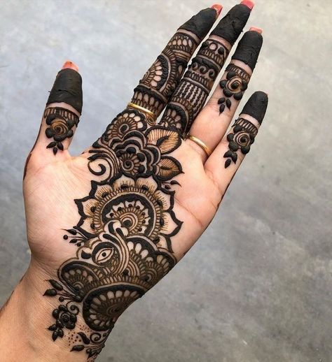 Mehndiii Design Front Hand Simple, New Mehndi Designs For Palm, Mehendi Right Hand Palm, Mehedi Design For Palm, Mehendi Designs For Front Hands Simple Latest, Desi Mehndi Design, Tattoo Designs With Mehndi, Front Hand Short Mehandi Designs, Mahendi Simple Designs Latest