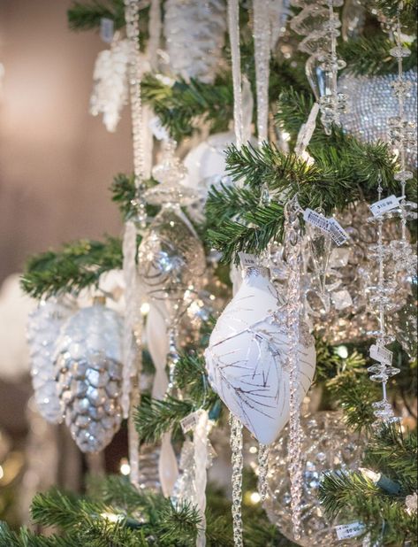 Crystal Clear Christmas Decorations, How To Make Your Christmas Tree Snowy, Christmas Icicles Decorations, Christmas Silver Decorations, Pearl Christmas Decor, Winter Wonderland Tree Christmas, Icy Christmas Tree, Christmas Tree With Icicles, Icicles Christmas Tree