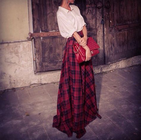 Red Maxi Skirt Outfit Winter, Tartan Maxi Skirt Outfit, Long Red Plaid Skirt Outfit, Tartan Maxi Skirt, Tartan Skirt Outfit Winter, Long Tartan Skirt Outfit, Red Tartan Skirt Outfit, Plaid Skirt Outfit Aesthetic, Long Tartan Skirt