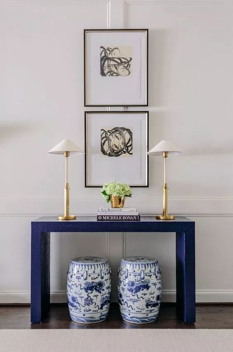 Easy ways to style a console table by adding height, seating, and accessories. for more ideas go to www.ablissfulnest.com #interiors #tips Paloma Contreras, Minimalist Dekor, Hal Decor, Perfect Paint Color, Foyer Decorating, Traditional Living Room, Garden Stool, Minimalist Decor, Instagram Inspiration