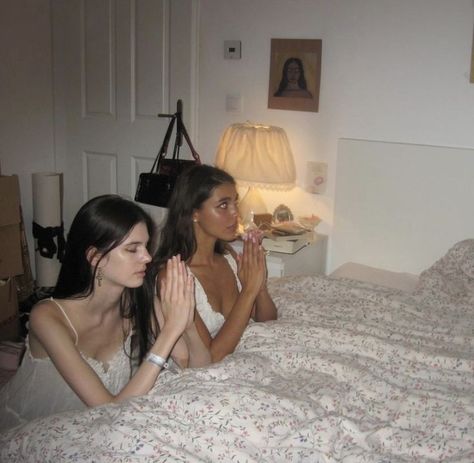 two girls praying Taracore Aesthetic, Praying Aesthetic, Uk Icon, Estilo Rory Gilmore, Pretty Life, Sofia Coppola, Blogger Girl, Big Star, Just Girl Things