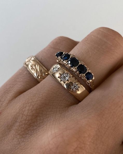 Sapphire Ring Stack, Vintage Ring Stack, Stacked Jewelry Rings, Gem Wedding Rings, Ring Stacking Ideas, Vintage Eternity Ring, Rings Stack, Vintage Wedding Ring, Ring Stacks