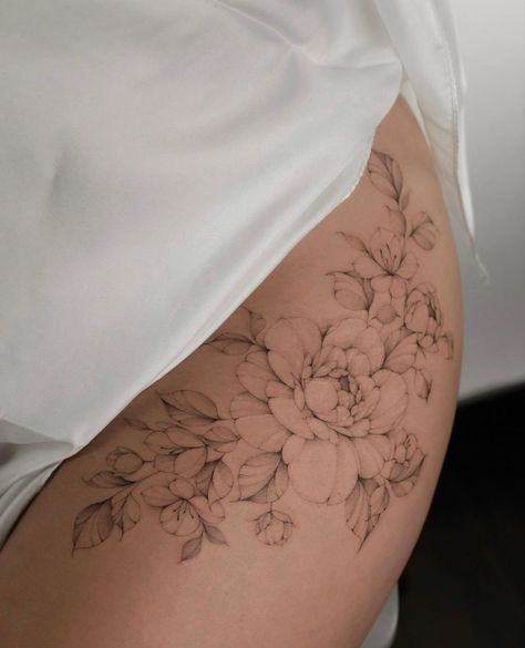 Bone Tattoo Hand, Tattoo Earthy, Hand Tattoo Women, Side Thigh Tattoos Women, Tatoo Rose, Tattoo Para, Arm Tattoos For Women Forearm, Floral Hip Tattoo, Flower Hip Tattoos