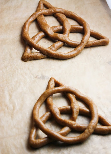 Celtic Knot Graham Cookie Recipe for Merida Party. I think this design in chocolate to put on top of cupcakes? Knot Cookies, Viking Birthday, Viking Party, Graham Cookies, Medieval Recipes, Kitchen Witch Recipes, Drinks Recipe, Recipes Drinks, Cookies Easy