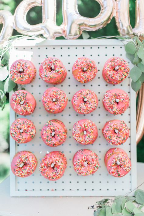 Pink Donut Wall, Donut Wall Baby Shower Ideas, Baby Shower Donut Wall, Barbie 21st, Wedding Walls, Brunch Diy, Donut Wall Wedding, Donut Walls, Donut Wedding