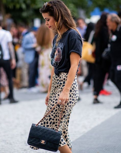 Leopard Skirt Trend Animal Print Outfits, Leopard Print Skirt, Leopard Skirt, Skirt Trends, Animal Print Fashion, Print Skirt, Look Casual, Summer Accessories, Rock Style