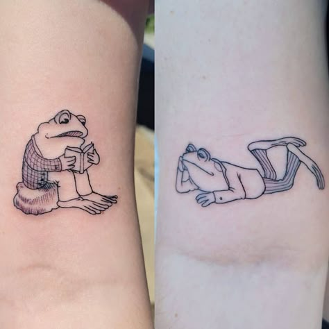 Sweet Little Frog And Toad Matching Tattoos Toad Tattoos, Maching Tattoos, Matching Friend Tattoos, Matching Best Friend Tattoos, Frog Tattoo, Funky Tattoos, Frog Tattoos, Bff Tattoos, Matching Tattoo