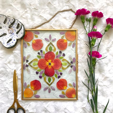 DIY Pressed Flower Art in a Floating Frame - Anna Grunduls Design Diy Pressed Flower Art, Pressed Flowers Diy, Pressed Flowers Frame, Framed Flower Art, Diy Barbie House, Pressed Flower Frame, Pressed Flower Crafts, Diy Barbie Furniture, Large Paper Flowers