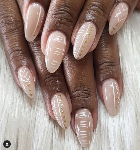 Henna Design On Nails, Nails For Africa, Round Nail Art Designs, Manicure For Greece, Afro Nail Art, Basic Autumn Nails, Africa Nails Design, Wakanda Nails Designs, Old Hollywood Nail Designs