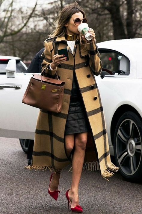 6 Chic Ways to Wear Plaid This Season // Pinterest: @sofibat | Instagram: sofibatt | Snapchat: sasofiab Trenchcoat Outfit, Mode Mantel, Fall Fashion Coats, London Fashion Weeks, Stil Inspiration, Fall Coat, Miranda Kerr, Fashion Weeks, 가을 패션