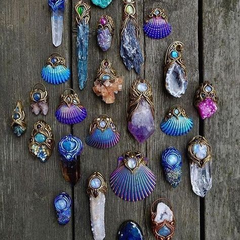 (65) Pinterest Art Coquillage, Shell Crafts Diy, Crystal Pendants, Seashell Jewelry, Seashell Art, Seashell Crafts, Shell Art, Shell Jewelry, Shell Crafts