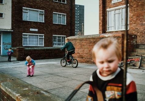 Housing estates and horses' backsides: a German view of 90s Britain – in pictures Britain In The 90s, 90s Britain Aesthetic, Britain 90s, 2000s Britain, 90s Britain, 90s London, Windsor Homes, Another Magazine, Geography Lessons