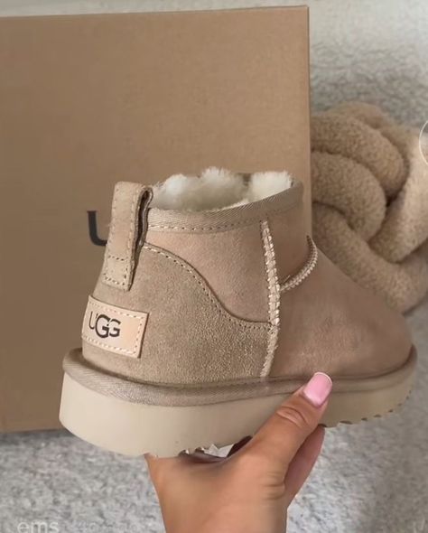 Preppy Winter Shoes, Vanilla Girl Christmas List, Vanilla Girl Shoes, Mini Uggs Boots Outfit, Mini Uggs Boots, Winter Boots Aesthetic, Ugg Boots Aesthetic, Uggs Mini Boots Outfit, Winter Shoes 2022