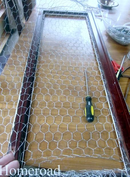 Upcycling a China Cabinet Door with Chicken Wire. Chicken Wire Door, Chicken Wire Cabinets, China Cabinet Redo, China Cabinet Makeover, Rustic Chicken, Chicken Wire Crafts, Chicken Wire Frame, Redo Cabinets, Hutch Makeover