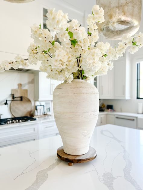 Love a good statement floral! Dining room Living room Kitchen Thislittlelifewebuilt Area rug Gallery wall Studio mcgee Target Target Home decor Kitchen Patio furniture McGee & co Chandelier Bar stools Console table Bedroom Vacation Walmart Pottery barn Follow my shop @thislittlelifewebuilt on the @shop.LTK app to shop this post and get my exclusive app-only content! #liketkit #LTKSeasonal #LTKFind #LTKhome @shop.ltk https://liketk.it/4fwTf Big Vases Decor Living Room, Big Vase Decorating Ideas, Large Vase Arrangements, Vases Decor Living Room, Large Flower Vase, Diy Vase Decor, Chandelier Bar, Random Decor, Mcgee Target