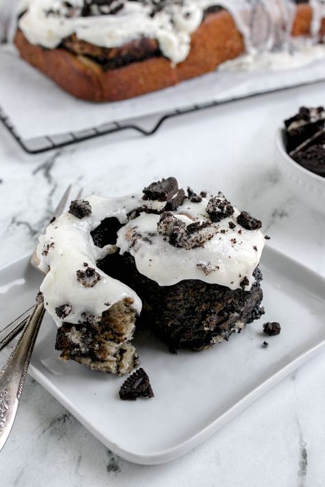 Looking for a fun spin on the classic breakfast treat? These Cookies and Cream Rolls are created using a soft dough, filled with an Oreo and brown sugar Oreo Cinnamon Rolls, Cinnamon Rolls From Scratch, Breakfast Cupcakes, Breakfast Rolls, Cookies Cream, Messy Kitchen, Classic Breakfast, Czech Recipes, Chocolate Oreos