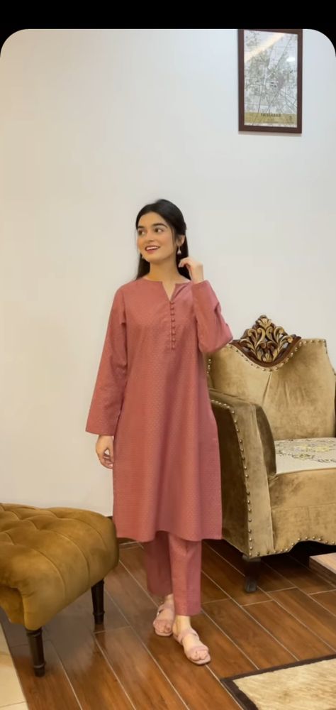 Pakistan Kurta Designs Women, Best Kurta Design For Women, Casual Dress Outfit Pakistani, Dress Design Simple Style, Beautiful Kurtis Design Pakistani, Pakistani Casual Wear Simple Stylish, Plain Kameez Design, Plain Pakistani Kurti, Simple Cotton Pakistani Suit