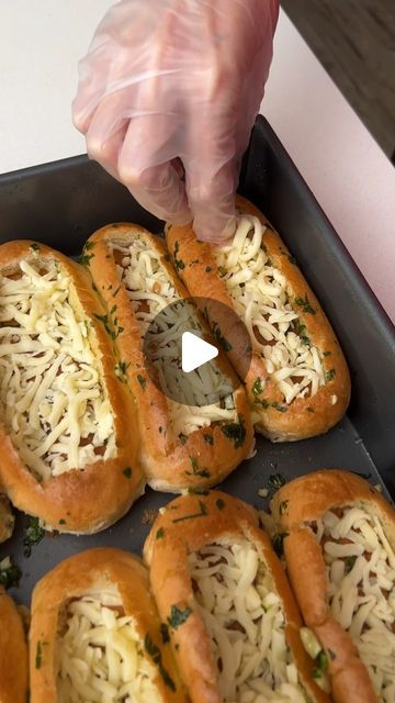 Sylvia Ferreira on Instagram: "Easy recipe that will feed the whole family 🥰" Large Food Ideas, Easy Recipes For Dinner Families, Game Day Dinners Easy, Fried Party Food, Main Food Dish, Easy Dinner Recipes Sandwich, Cold Day Food Ideas, Easy Quick Dinner Ideas Families, Easy Dinners To Feed A Crowd