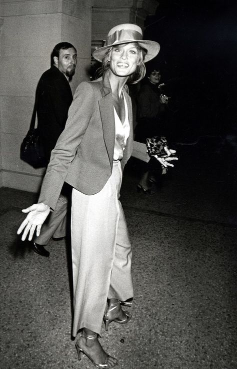 Lauren Hutton Style 70s, Lauren Hutton 70s, 70s Fashion Icons, Women In Hats, Lauren Hutton Style, Stone Fox Bride, Group Portrait, Charlotte Rampling, Lauren Hutton