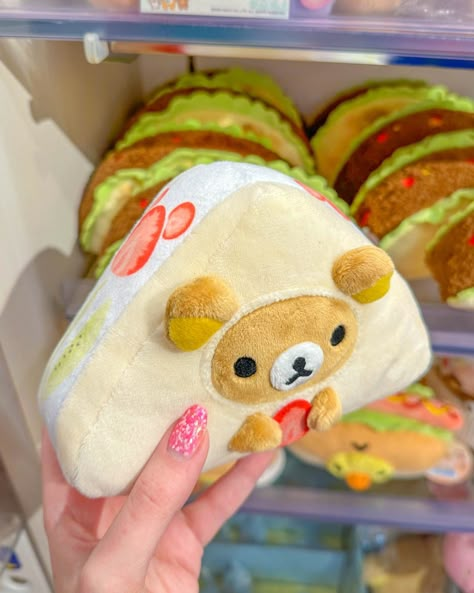 👀❤ Cute and cuddly, this Rilakkuma strawberry shortcake plushie is the perfect addition to your collection! 🍓🍰 #kawaiibox #rilakkuma #rilakkumaplushie #tokyogifts #kawaiiplushie Rilakuma Onsies, Rilakkuma Food, Strawberry Rilakkuma, Rilakkuma Stuff, Rilakkuma Strawberry, Rilakkuma Plushie, Rilakkuma Plush, Food Plushies, Rilakkuma Wallpaper