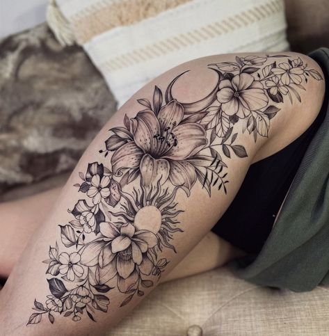 Side Thigh Tattoos Women, Tattoo Bein Frau, Tattoo Ideas Female Thigh, Upper Leg Tattoos, Rosen Tattoo Frau, Upper Thigh Tattoos, Tato Paha, Side Thigh Tattoos, Cute Thigh Tattoos