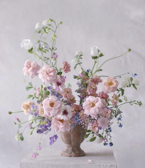 Flower Aesthetics, Whimsy Flowers, Special Events Decor, Flower Vase Arrangements, Cat Air, Forever Flowers, Beautiful Flower Arrangements, Deco Floral, Pastel Flowers