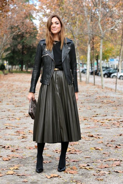 M i e n t r a s m e v i s t o: Faldas midis a tablas Pleated Skirt Outfit, Leather Skirt Outfit, Chique Outfits, Leather Jacket Style, Leather Jacket Outfits, Mode Casual, Autumn Outfit, Black Leather Jacket, Looks Style